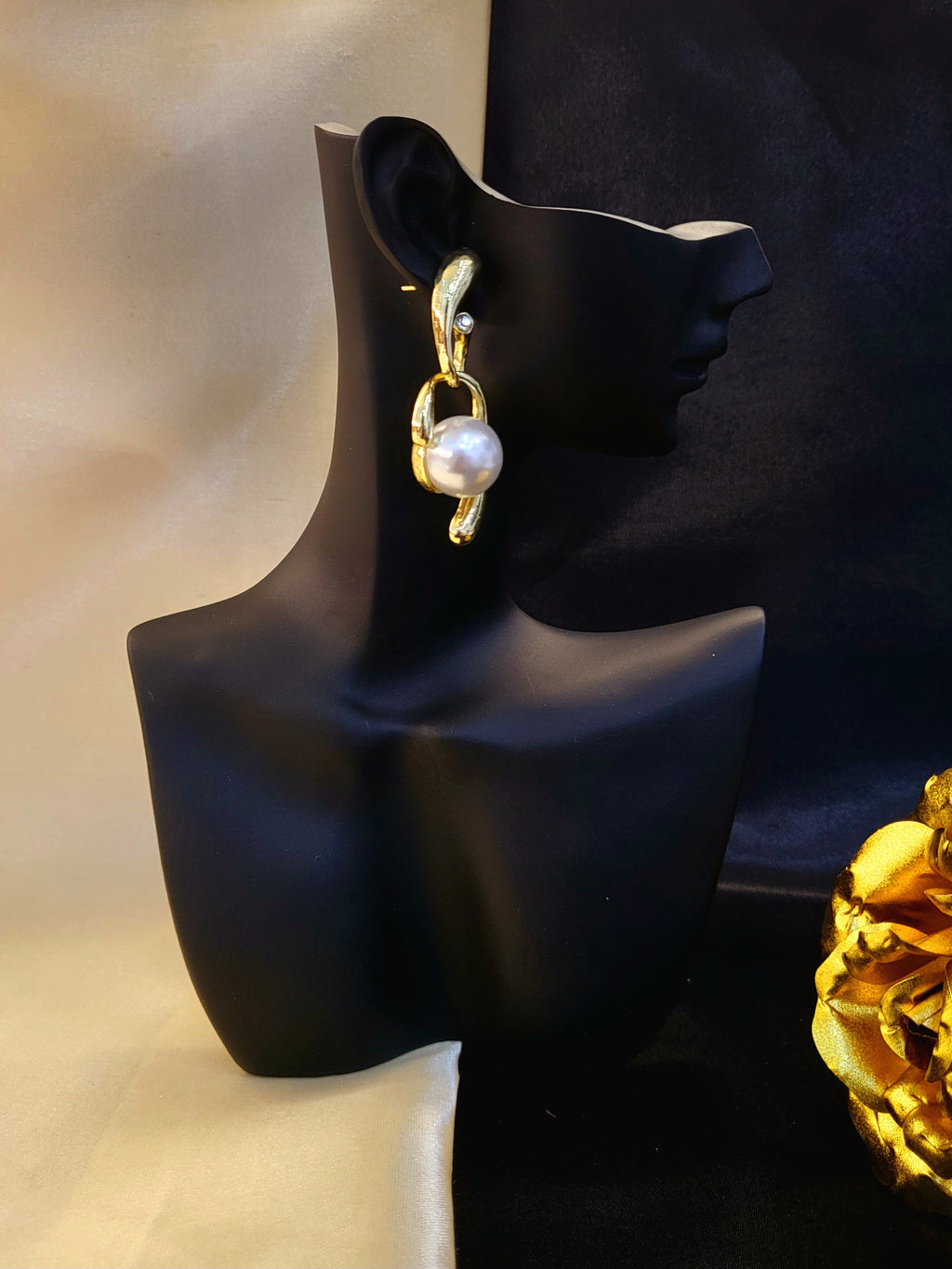 Chic Pearl Studs