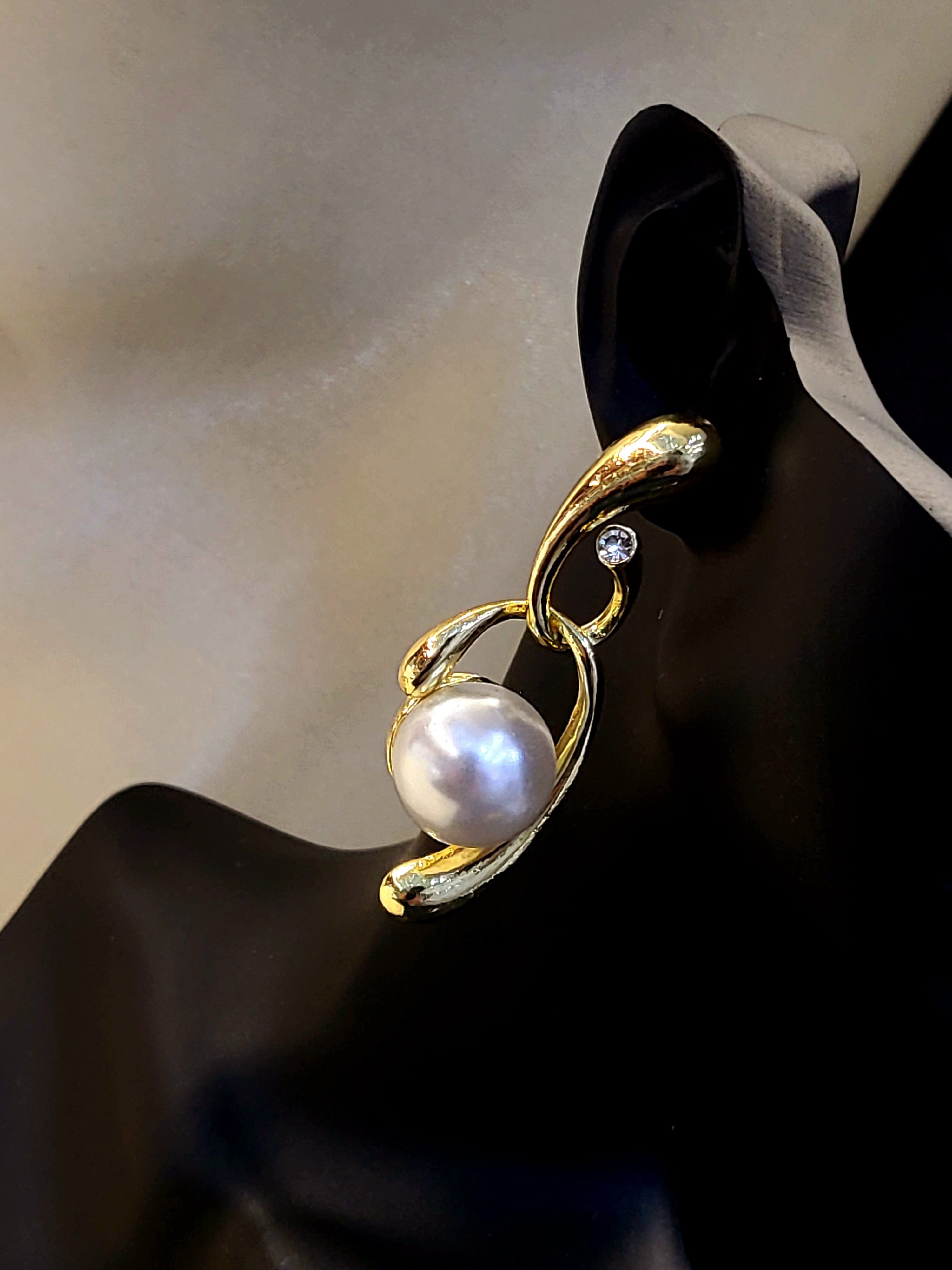 Chic Pearl Studs
