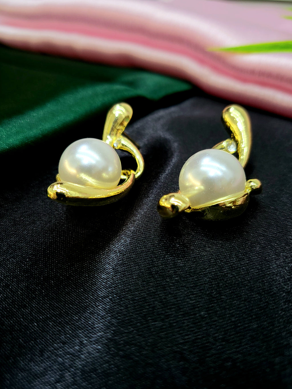 Chic Pearl Studs