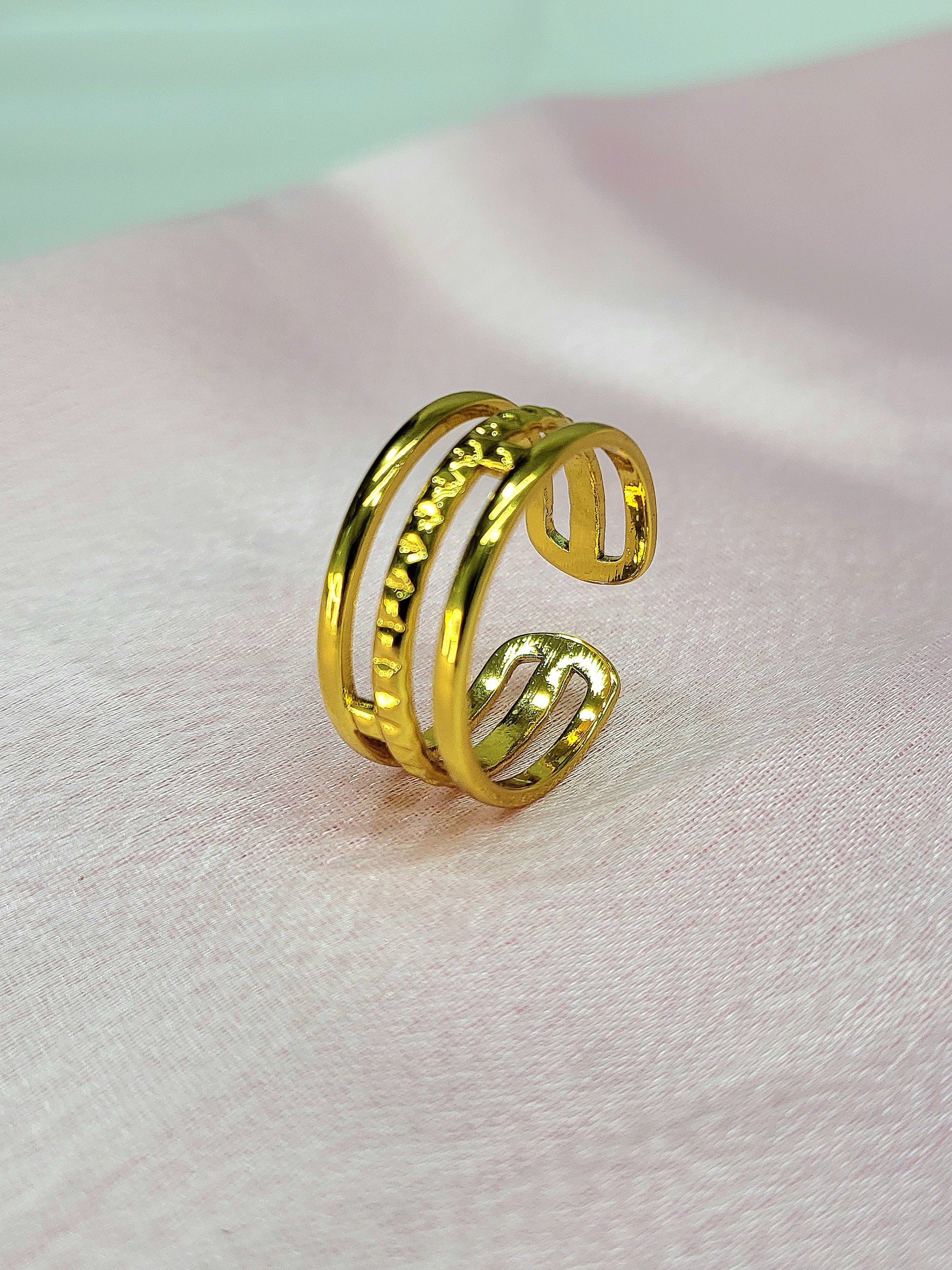 Aveline Gold Triple Row Split Band Ring | Hammered Center
