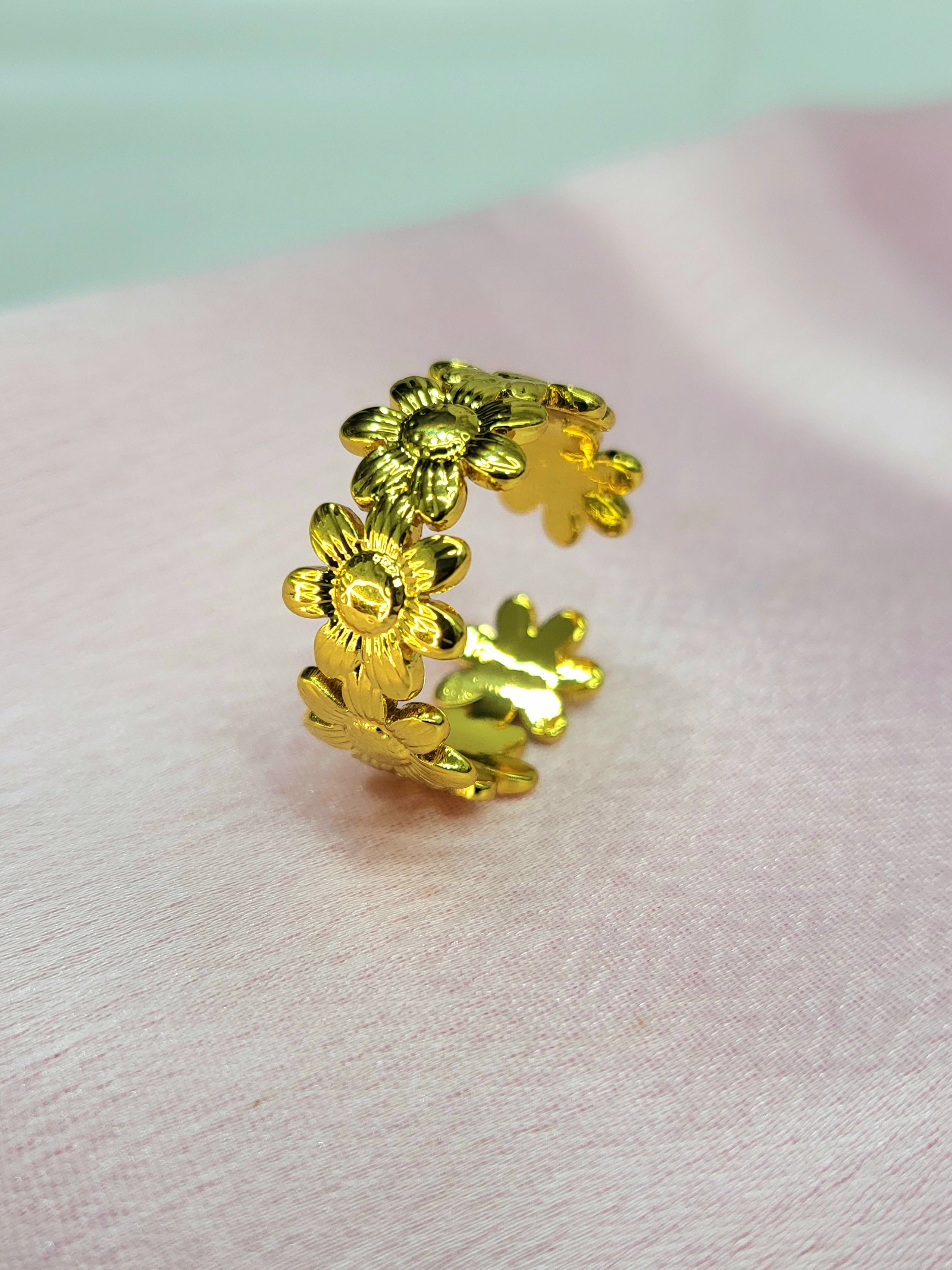 Auralis Gold Sculpted Interlocking Daisy Flower Band Ring