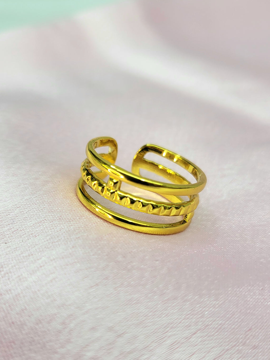 Aveline Gold Triple Row Split Band Ring | Hammered Center