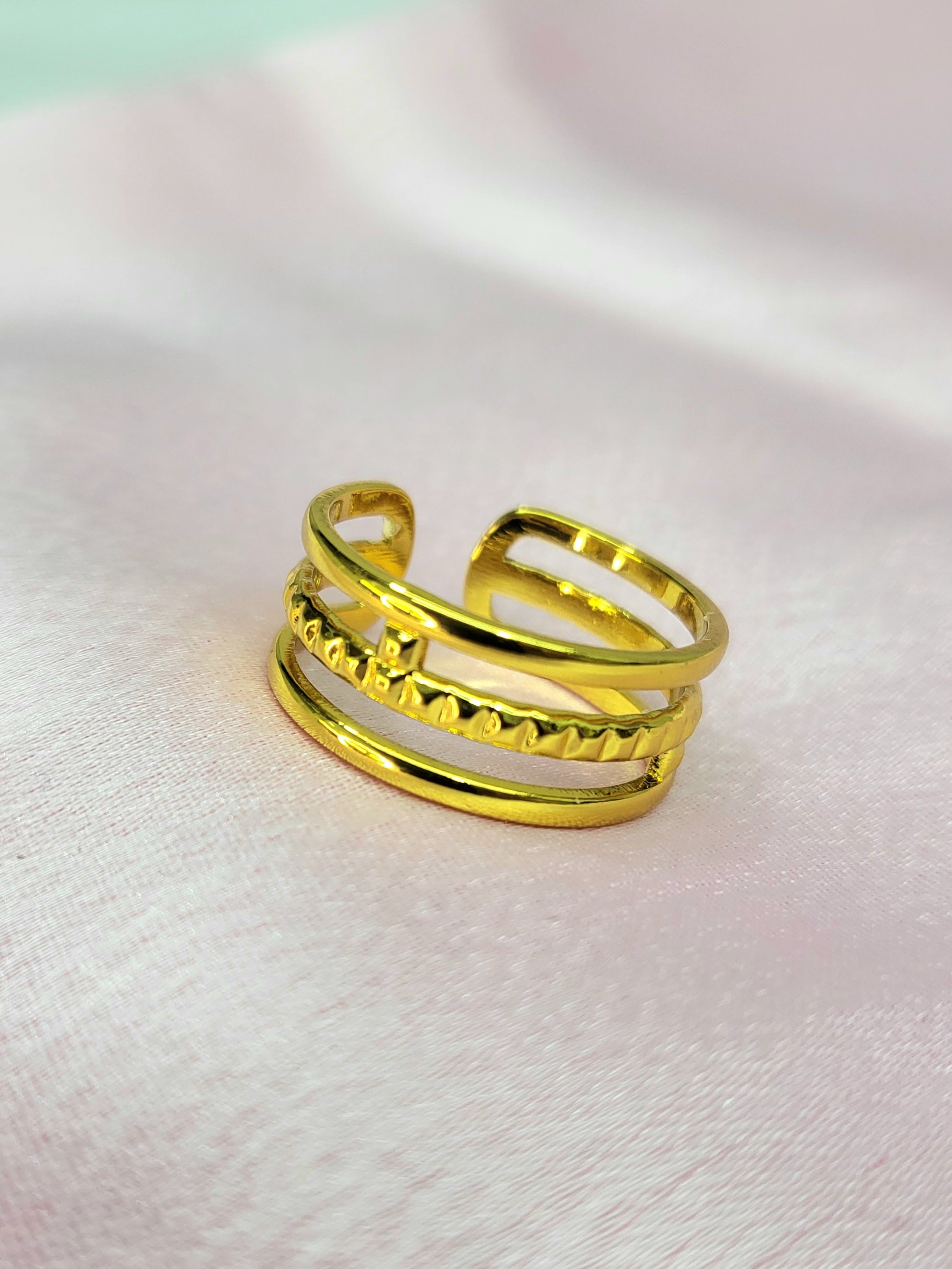 Aveline Gold Triple Row Split Band Ring | Hammered Center