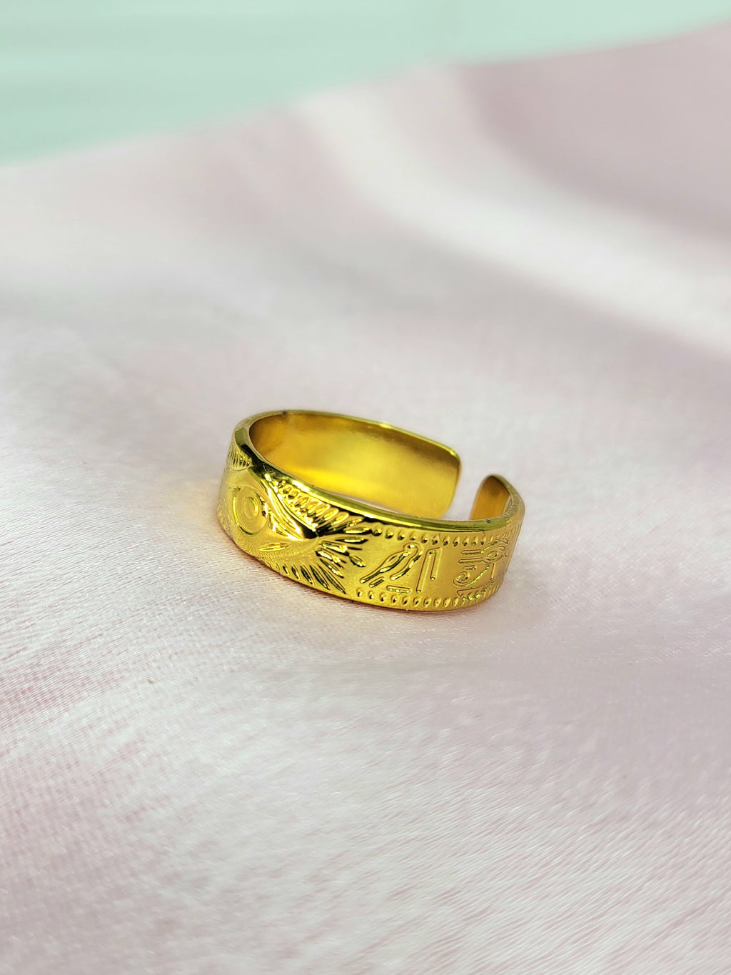 Aethra Gold Eye of Horus Egyptian Motif Band Ring