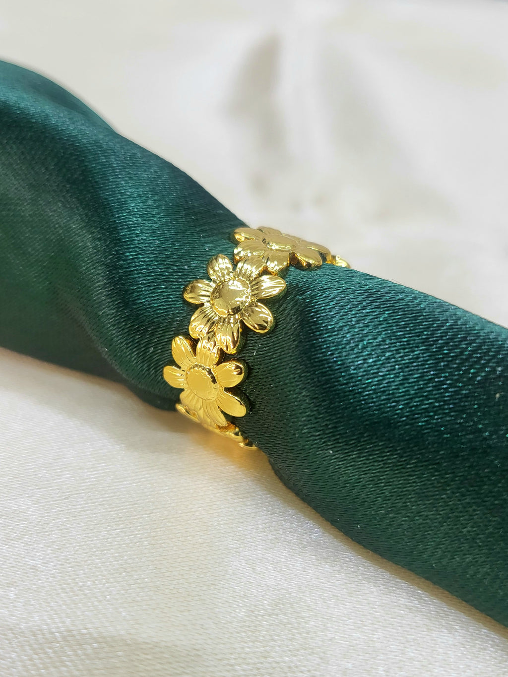 Auralis Gold Sculpted Interlocking Daisy Flower Band Ring