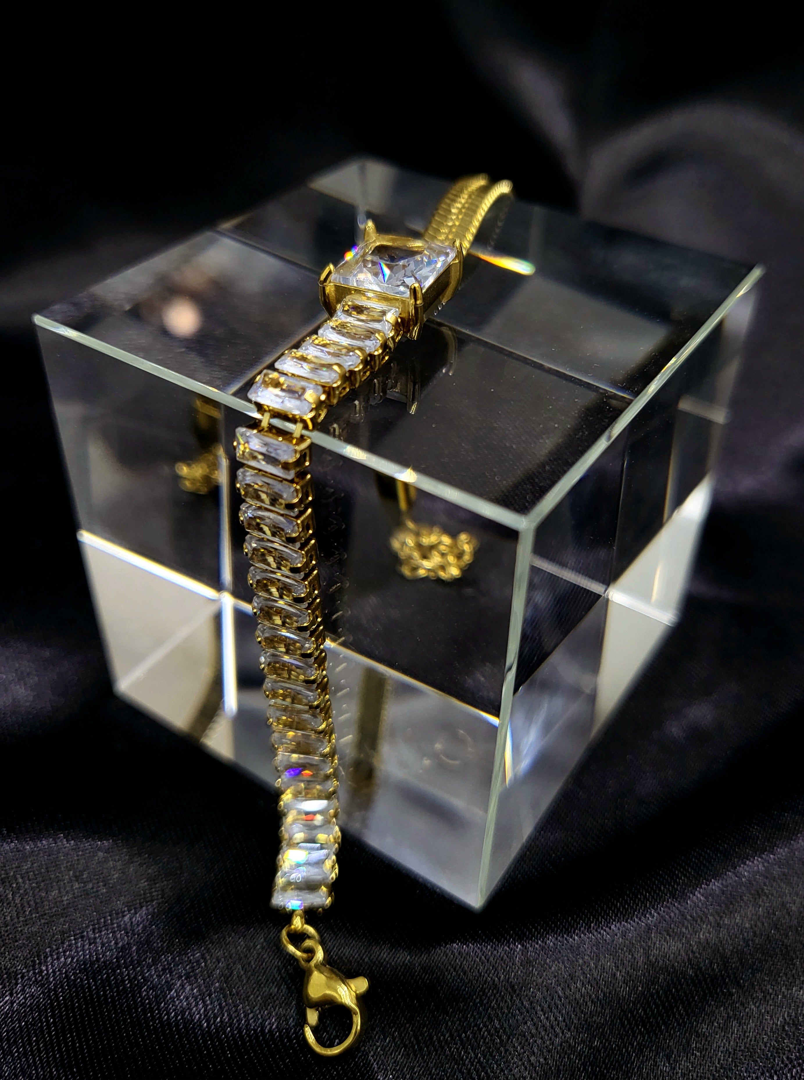 Veylor™ Anti-Tarnish Gold Herringbone & Baguette Crystal Bracelet – Waterproof 18K Gold Plated Jewelry