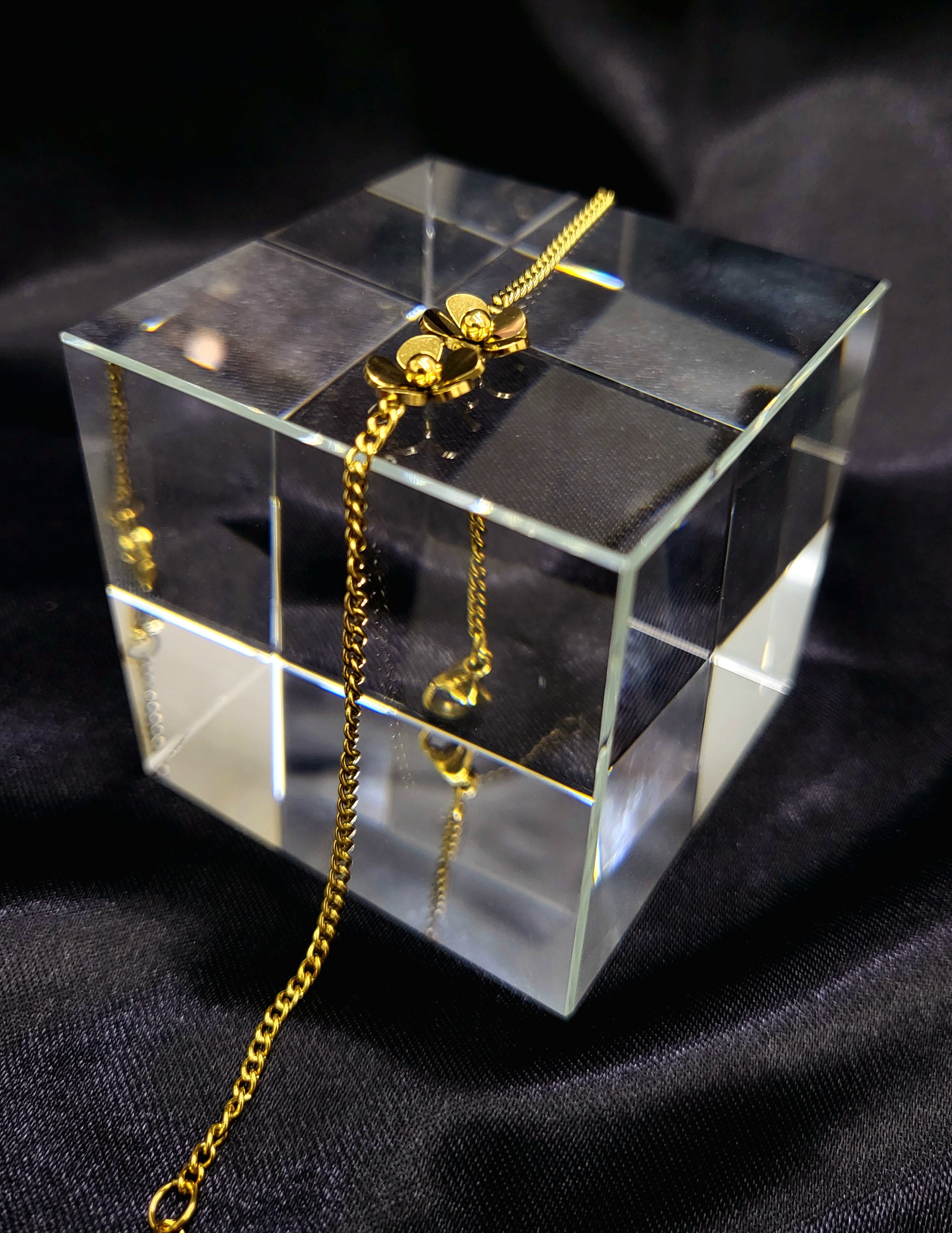 Nuvor™ Anti-Tarnish Gold Flower Curb Chain Bracelet – Waterproof 18K Gold Plated Floral Charm Jewelry