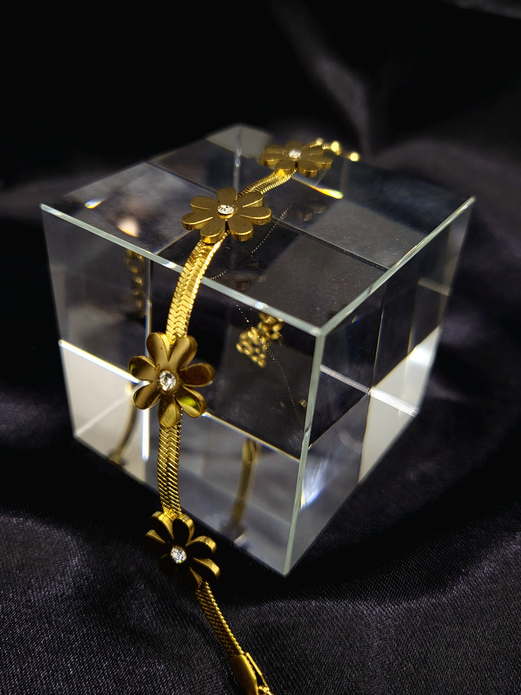 Halo™ Anti-Tarnish Gold Flower Herringbone Bracelet – Waterproof 18K Gold Plated Daisy Charm Jewelry