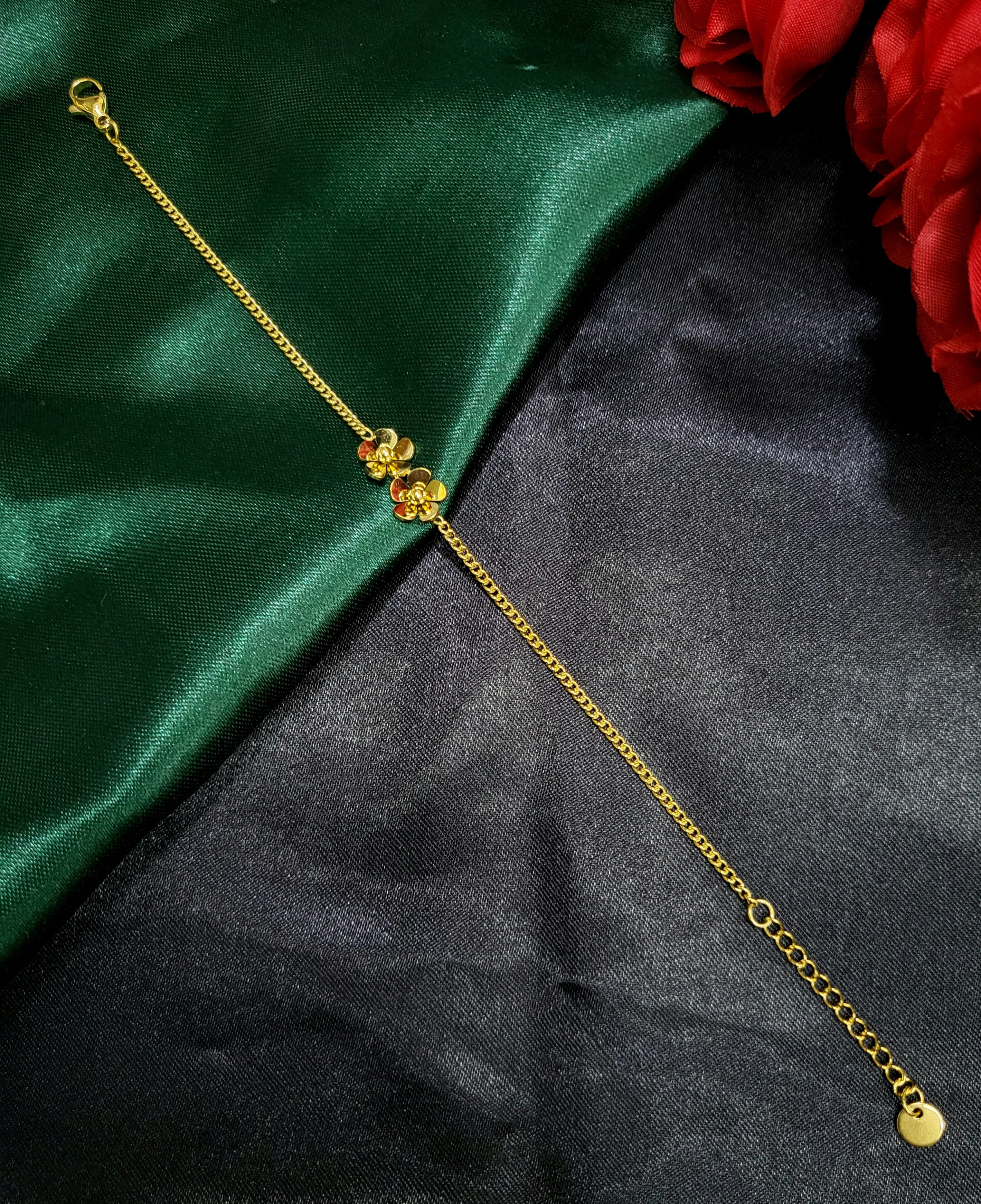 Nuvor™ Anti-Tarnish Gold Flower Curb Chain Bracelet – Waterproof 18K Gold Plated Floral Charm Jewelry