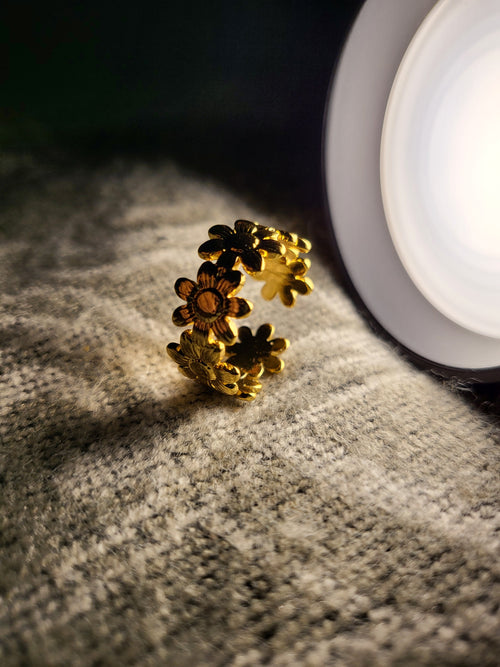 Auralis Gold Sculpted Interlocking Daisy Flower Band Ring