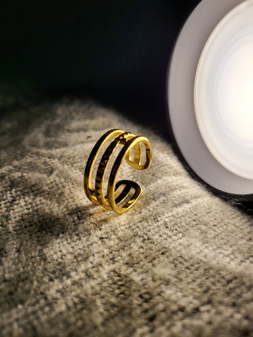 Aveline Gold Triple Row Split Band Ring | Hammered Center
