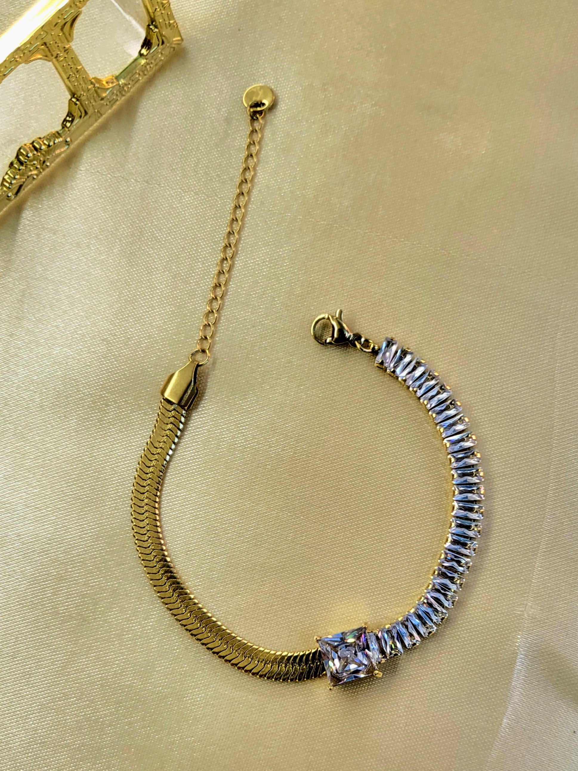 Veylor™ Anti-Tarnish Gold Herringbone & Baguette Crystal Bracelet – Waterproof 18K Gold Plated Jewelry