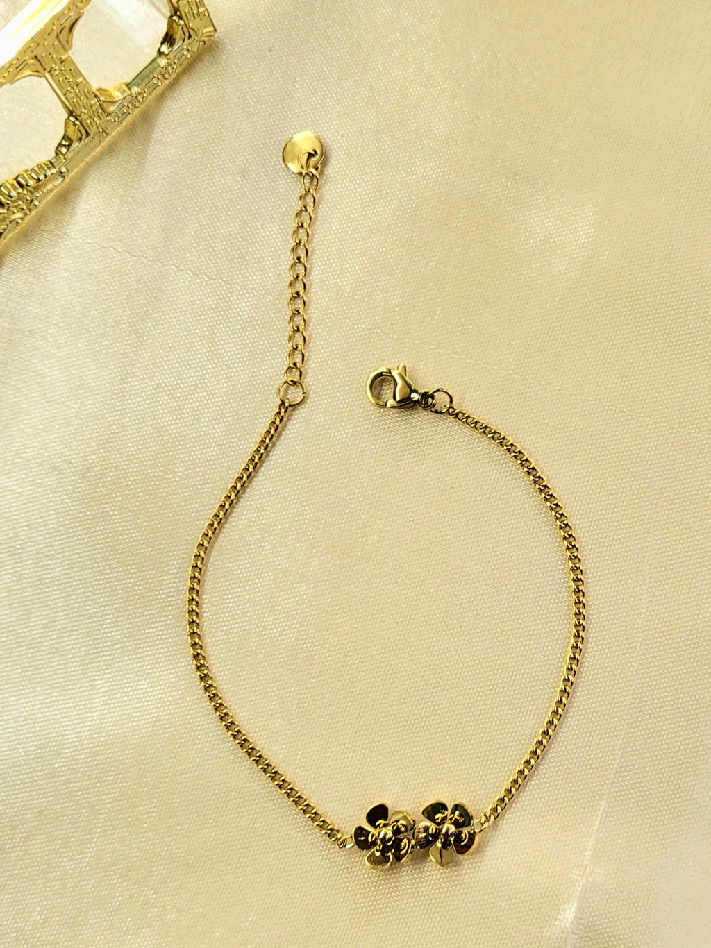 Nuvor™ Anti-Tarnish Gold Flower Curb Chain Bracelet – Waterproof 18K Gold Plated Floral Charm Jewelry
