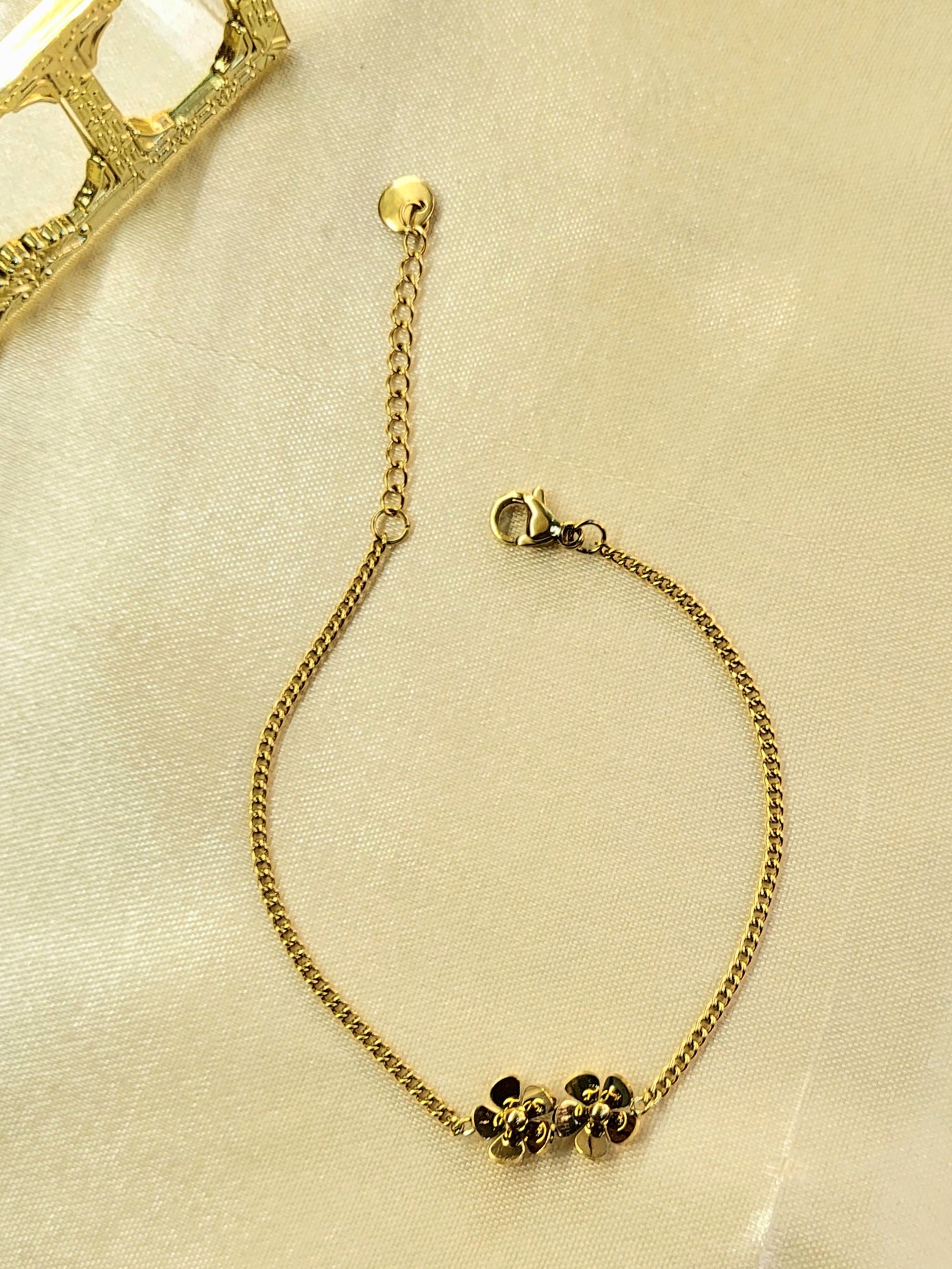 Nuvor™ Anti-Tarnish Gold Flower Curb Chain Bracelet – Waterproof 18K Gold Plated Floral Charm Jewelry