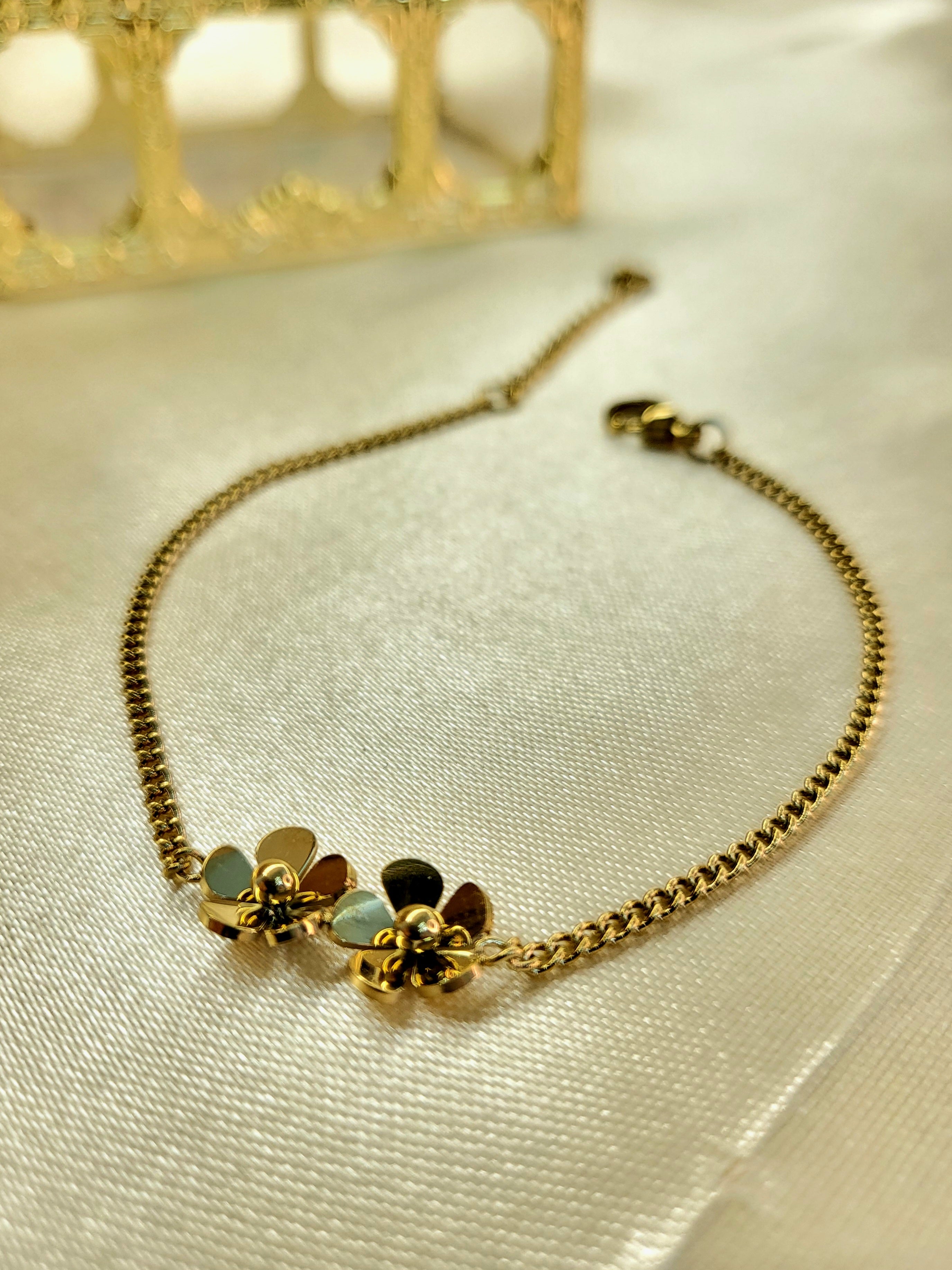 Nuvor™ Anti-Tarnish Gold Flower Curb Chain Bracelet – Waterproof 18K Gold Plated Floral Charm Jewelry