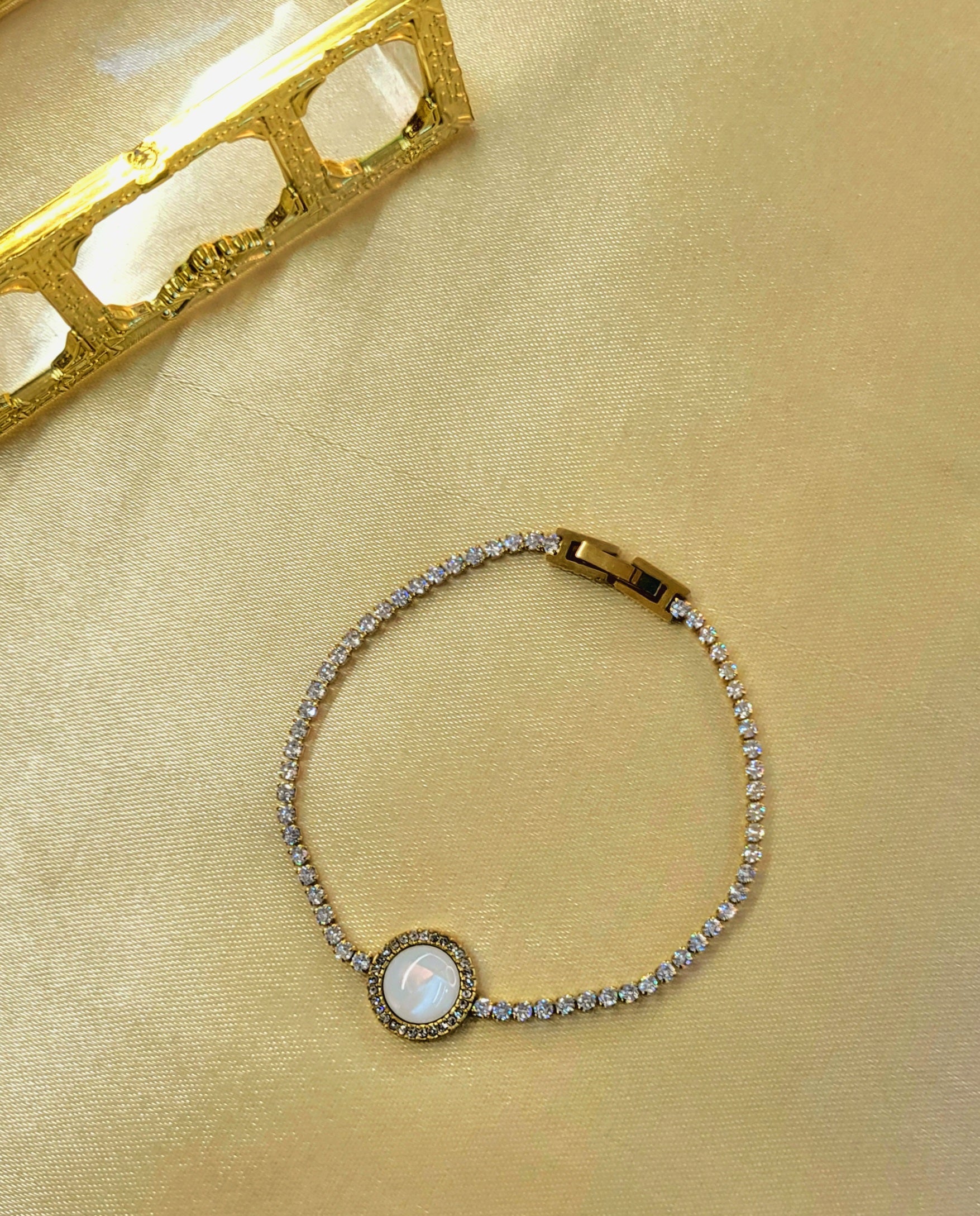 Meridian™ Anti-Tarnish Gold Tennis Halo Bracelet – Waterproof 18K Gold Plated Pearl & Crystal Jewelry