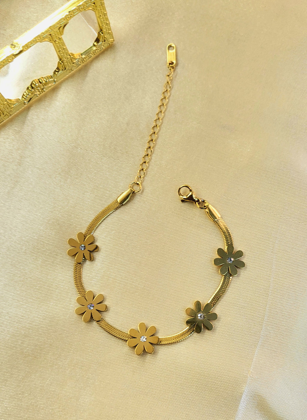 Halo™ Anti-Tarnish Gold Flower Herringbone Bracelet – Waterproof 18K Gold Plated Daisy Charm Jewelry