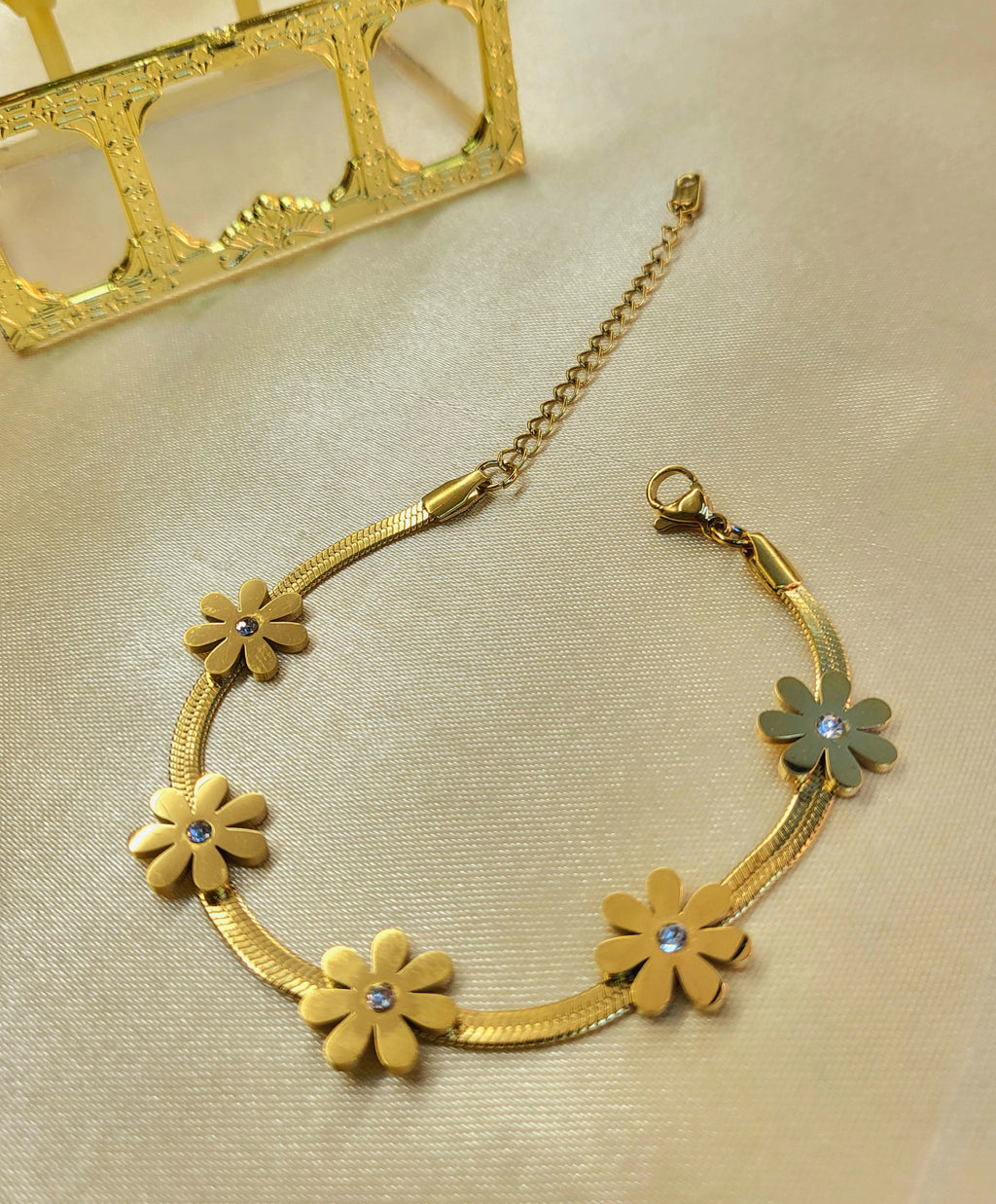 Halo™ Anti-Tarnish Gold Flower Herringbone Bracelet – Waterproof 18K Gold Plated Daisy Charm Jewelry