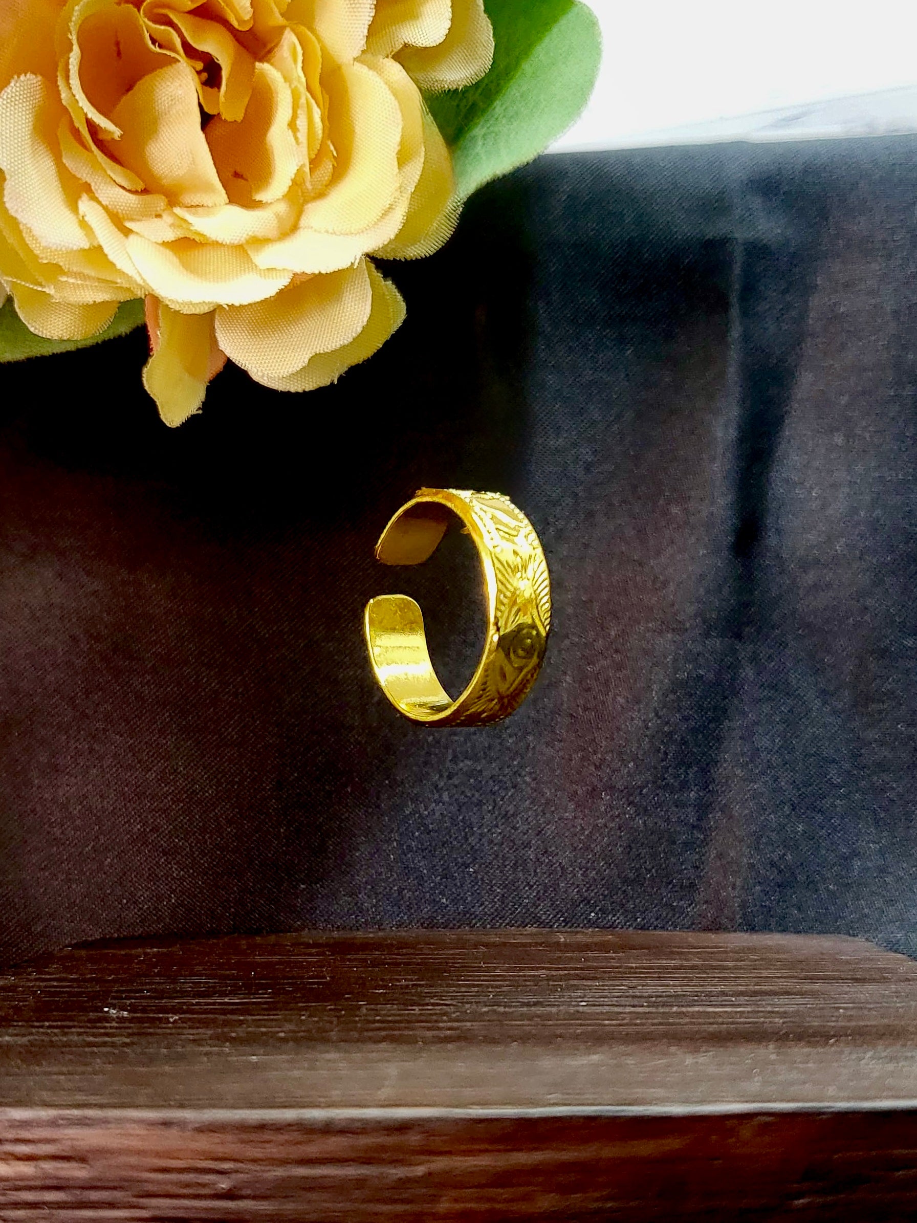 Aethra Gold Eye of Horus Egyptian Motif Band Ring