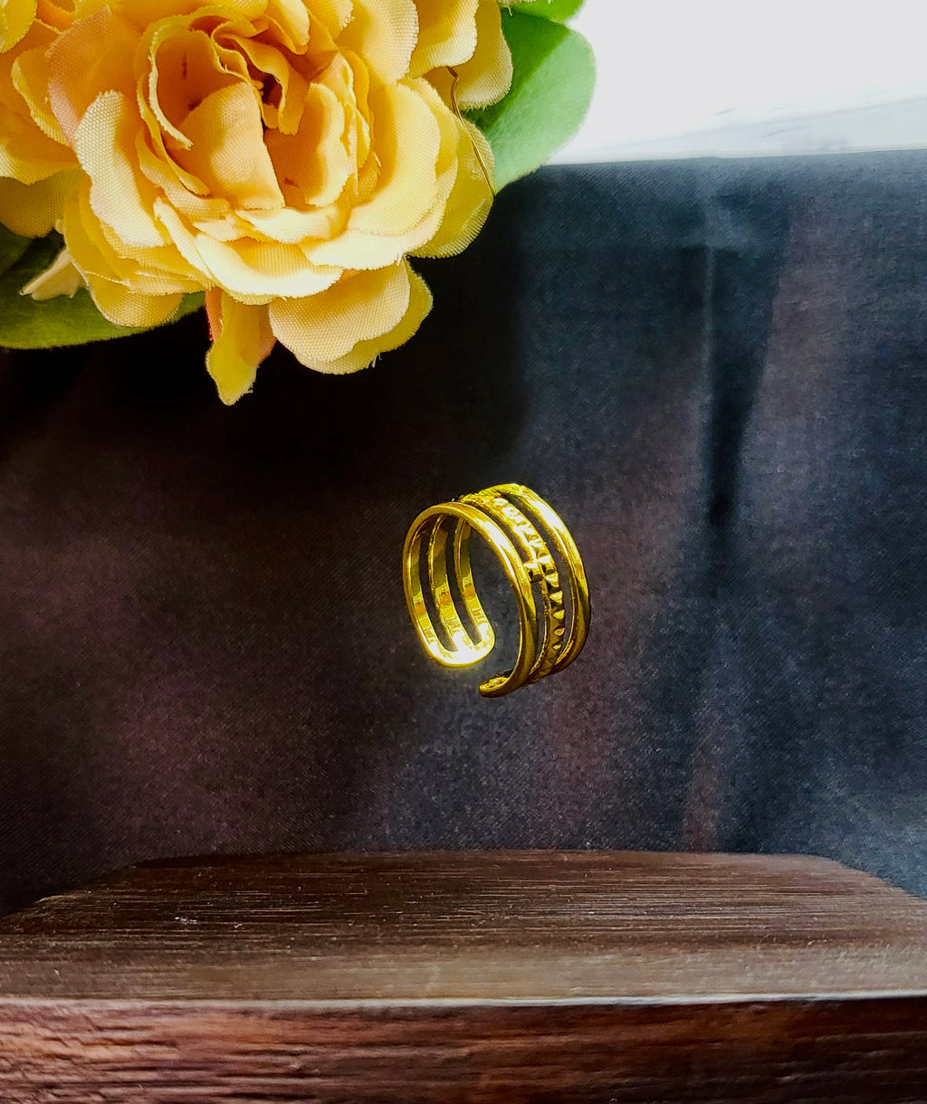 Aveline Gold Triple Row Split Band Ring | Hammered Center