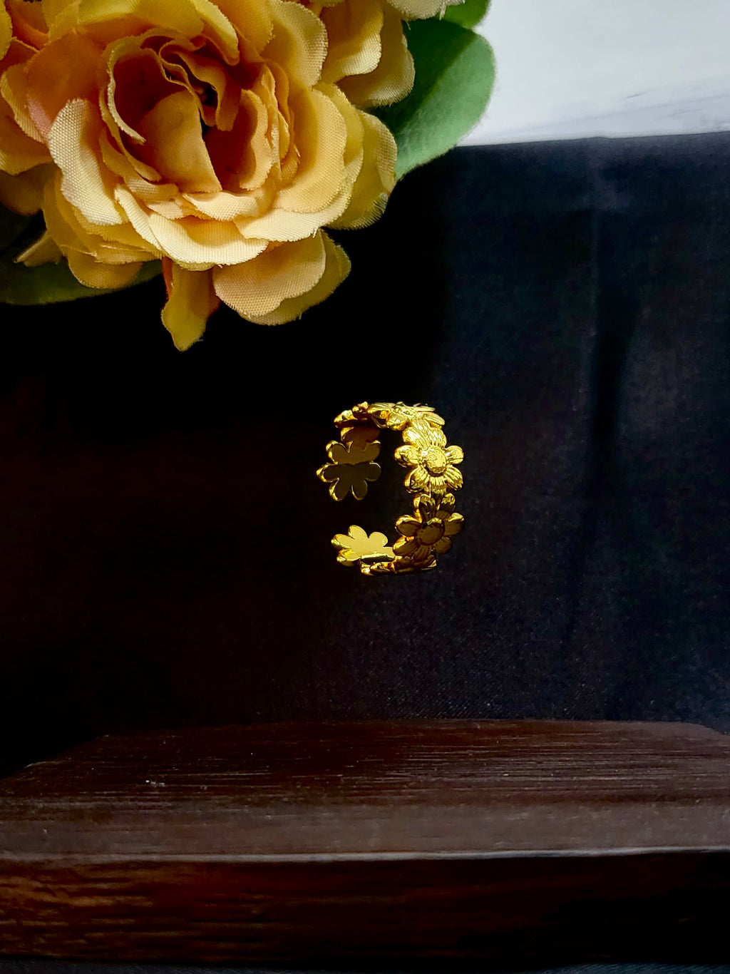 Auralis Gold Sculpted Interlocking Daisy Flower Band Ring